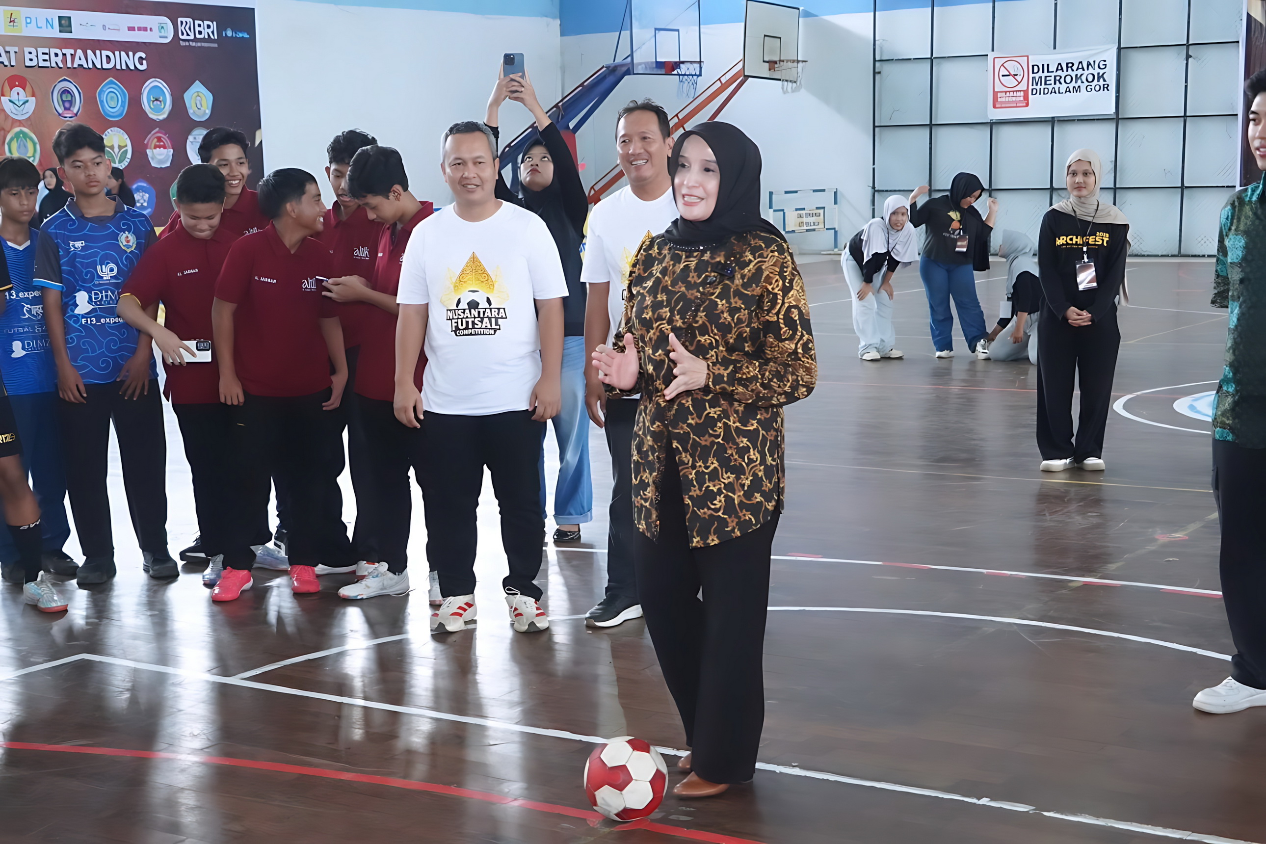MOTIVASI - Wawalkot Pekalongan Balgis Diab saat berikan motivasi kepada atlet futsal yang bertanding&nbsp;dalam Nusantara Futsal Competition 2026 di GOR Jetayu n, Kamis (5/2/2026) sore