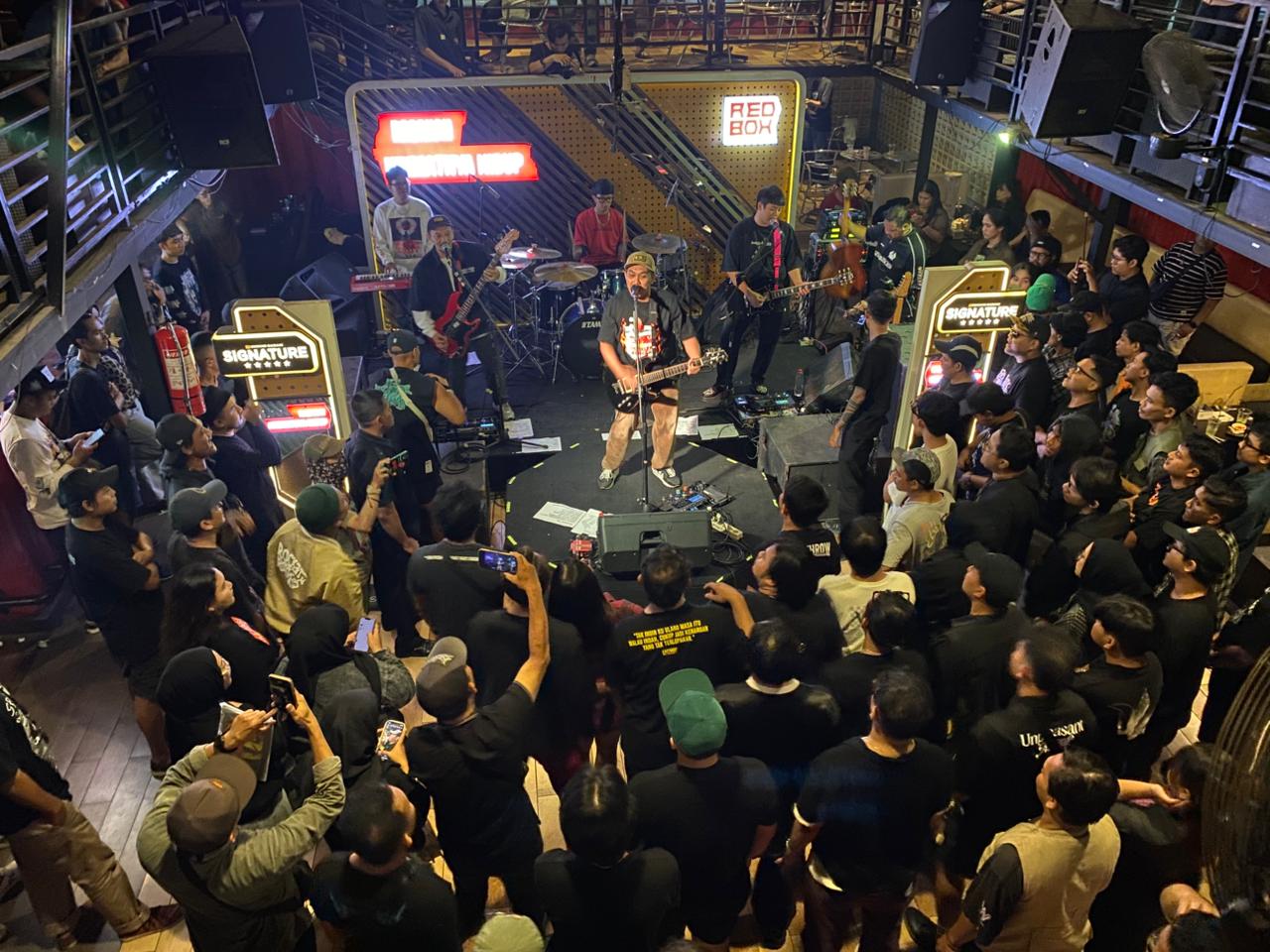 SERU - Kemeriahan konser bertajuk &ldquo;Tentang Kita&rdquo; dari band&nbsp;pop punk nasional ThreeSixty&nbsp;di Redbox Social Cafe Dupan Square Pekalongan, Kamis malam (20/11/2025)