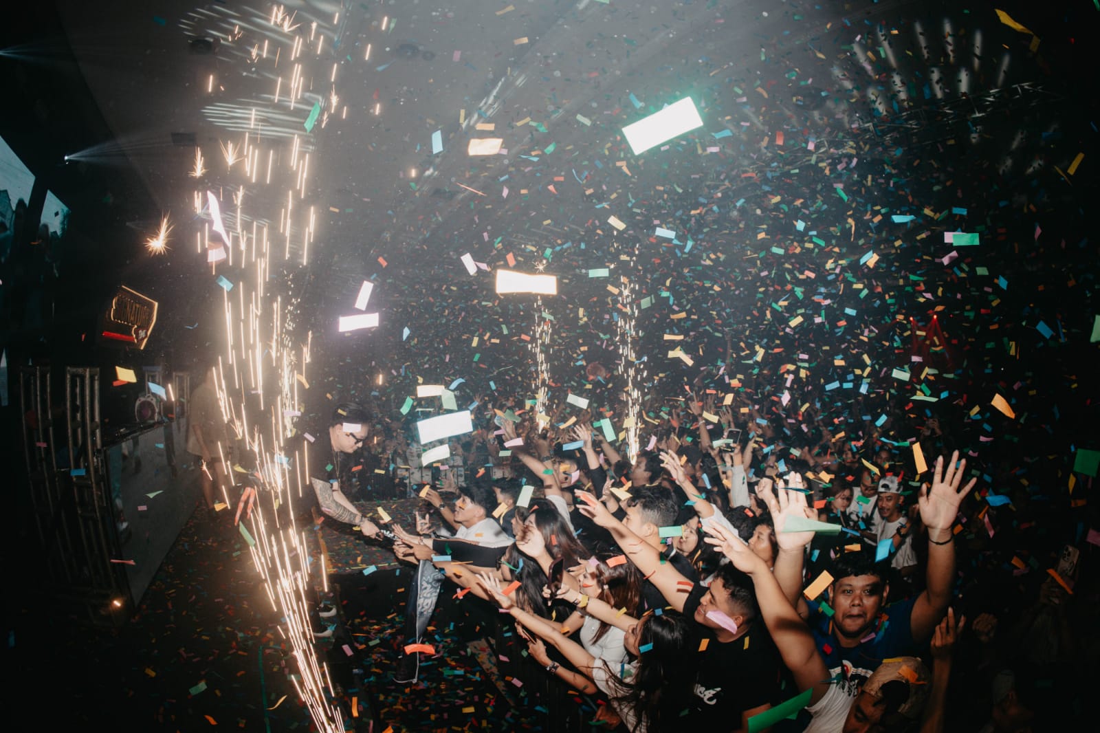 MERIAH - Keseruan konser DJ Aloy di CDC Pekalongan pada Minggu dini hari (21/12/2025), yang mengundang ribuan penggemar goyang bareng.