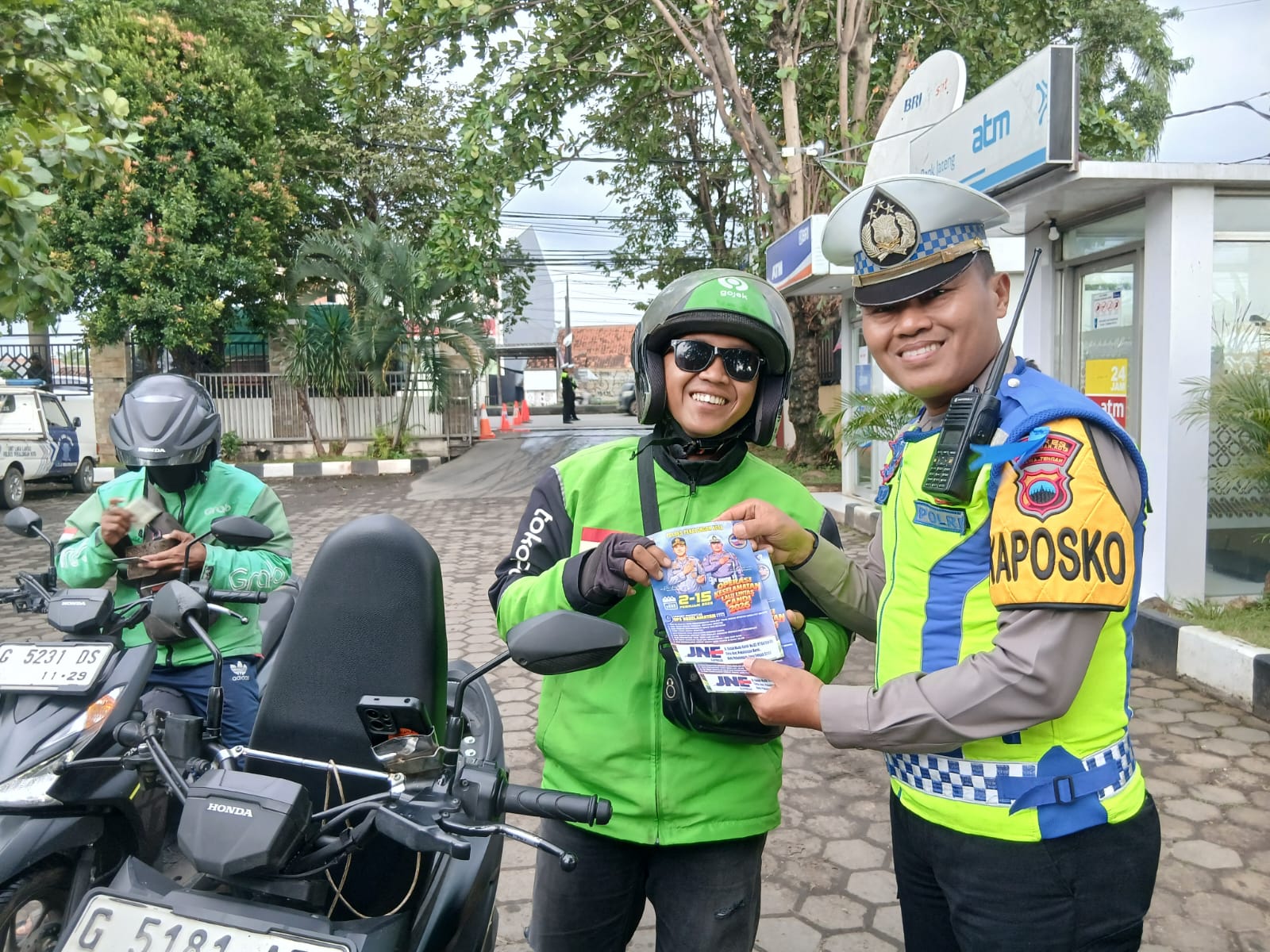 EDUKASI PEGENDARA -&nbsp;Kasat Lantas Polres Pekalongan Kota AKP Andi Susanto saat turun langsung edukasi pegendara motor, Kamis (5/2/2026) petang, di halaman Samsat Kota Pekalongan.