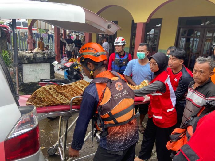 DUKA: Tim SAR dan relawan PMI Kabupaten Pekalongan saat hendak mengantar jenazah pengungsi ke pihak keluarga, Sabtu (7/2/2026).