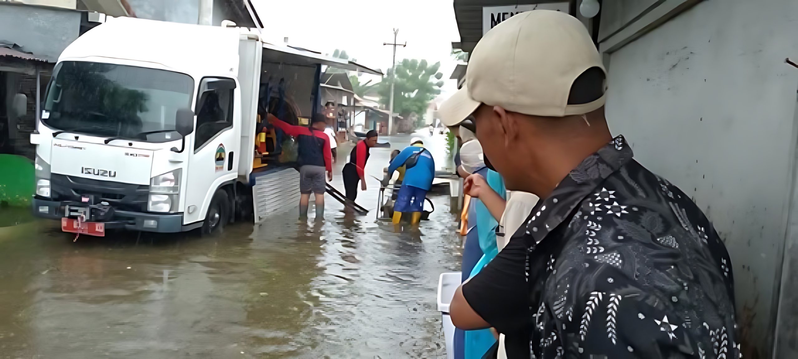 POMPA MOBILE - Salah satu pompa mobile&nbsp;yang dimiliki Pemkot Pekalongan&nbsp;melalui DPUPR yang sedang menyedot&nbsp;banjir di wilayah&nbsp;setempat.
