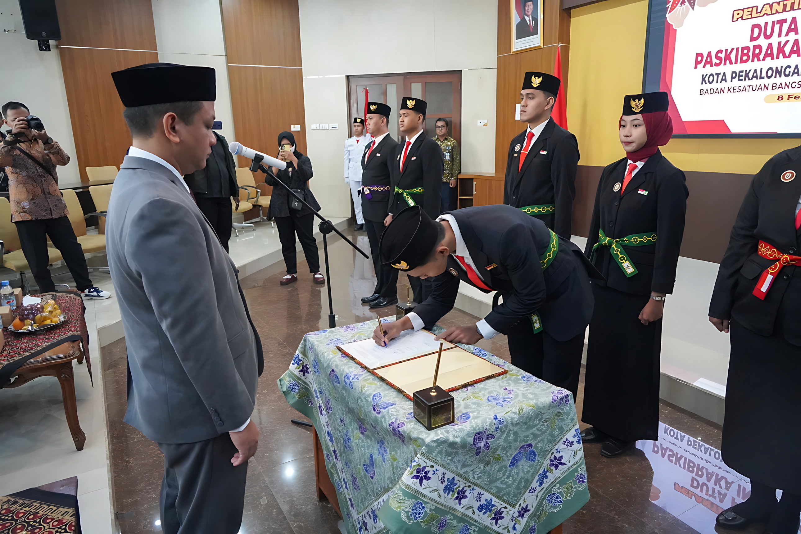 LANTIK - Walikota Aaf saat melantik Duta Pancasila Kota Pekalongan di Ruang Buketan, Minggu (08/02/2026).