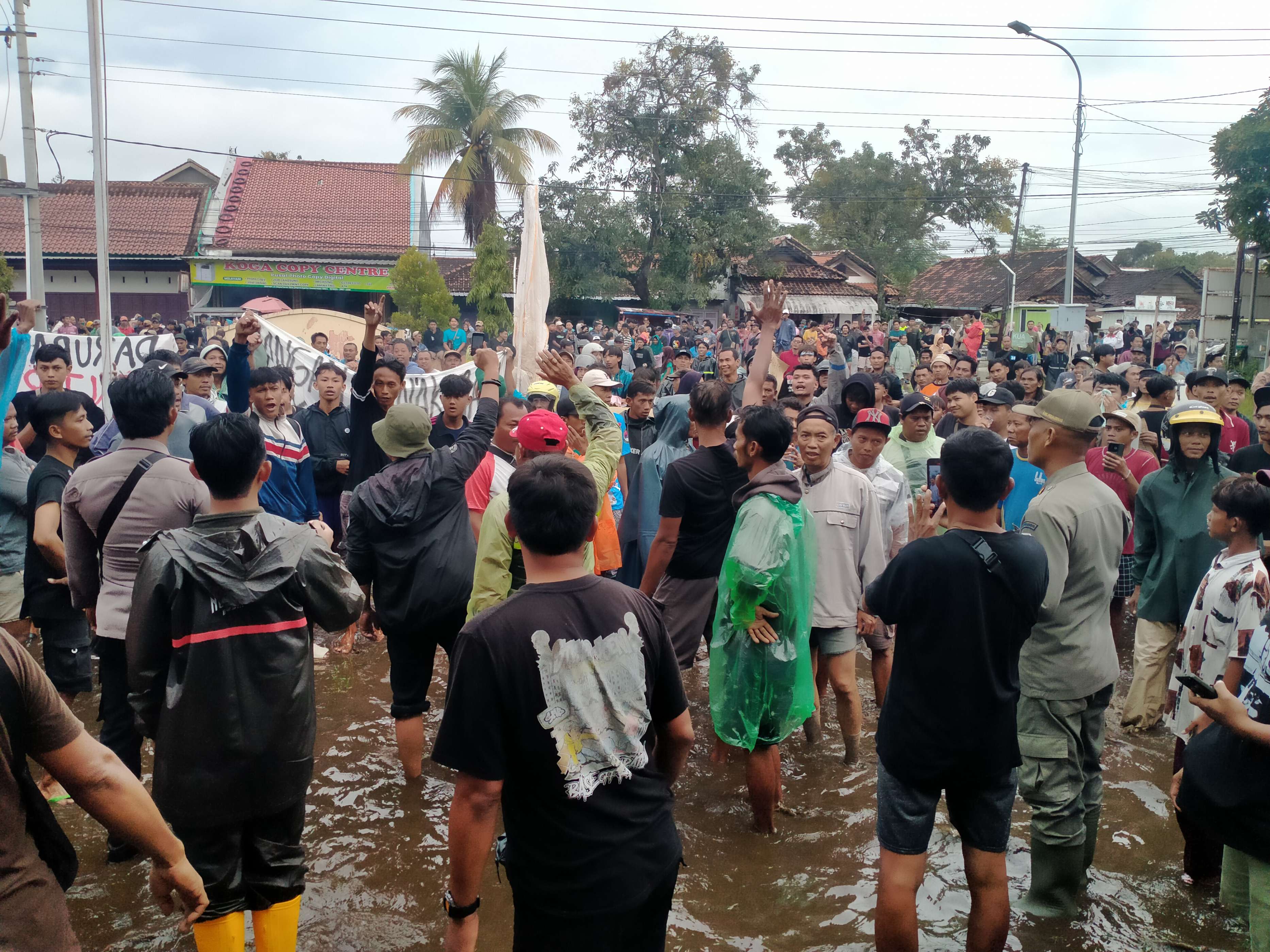 DEMONSTRASI: Suasana di lokasi saat massa baru saja tiba di halaman kantor Kecamatan Tirto.
