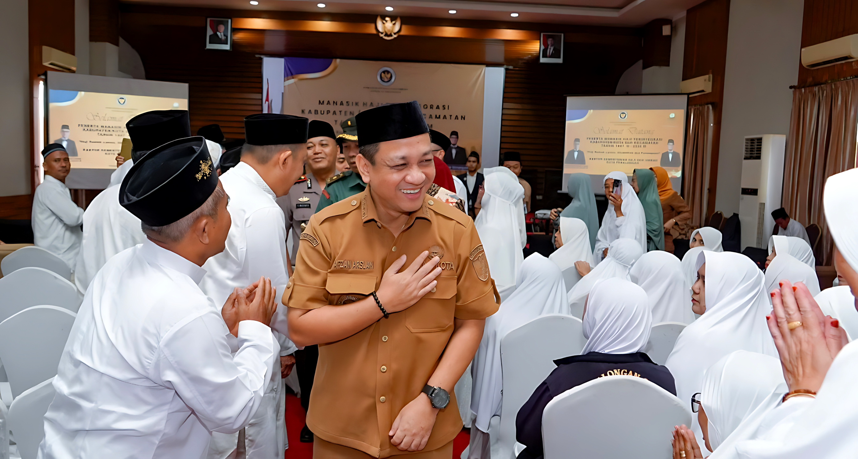 MOTIVASI - Walikota Aaf saat menyapa calhaj asal Kota Pekalongan 2026 yang akan berangkat, di hotel Dafam, Senin (9/2/2026).