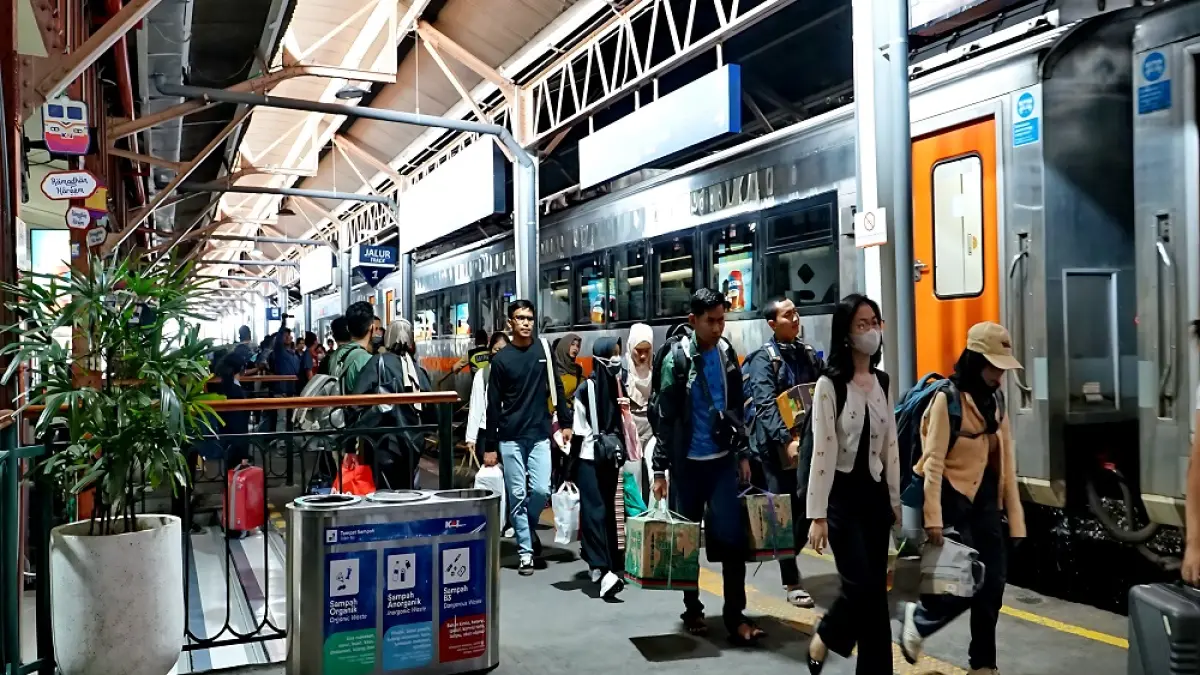 AKTIVITAS PENUMPANG : Sejumlah penumpang saat turun dan naik di Stasiun Kereta Api Indonesia (KAI) di wilayah DAOP 4 Semarang, Kamis 26 Maret 2026. (LUTFI HANAFI/JAWA POS METRO PEKALONGAN)