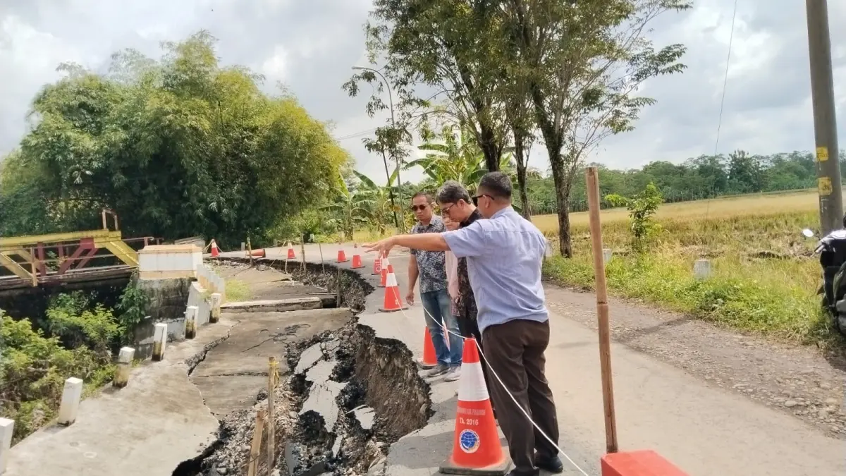 AMBLES : Wakil Ketua DPRD Kabupaten Pekalongan Sumar Rosul saat mengecek kondisi jalan ambles di ruas Pantianom-Kalijambe, perbatasan Kecamatan Bojong-Sragi, Jumat 27 Maret 2026. (DOK. DPRD KABUPATEN PEKALONGAN)