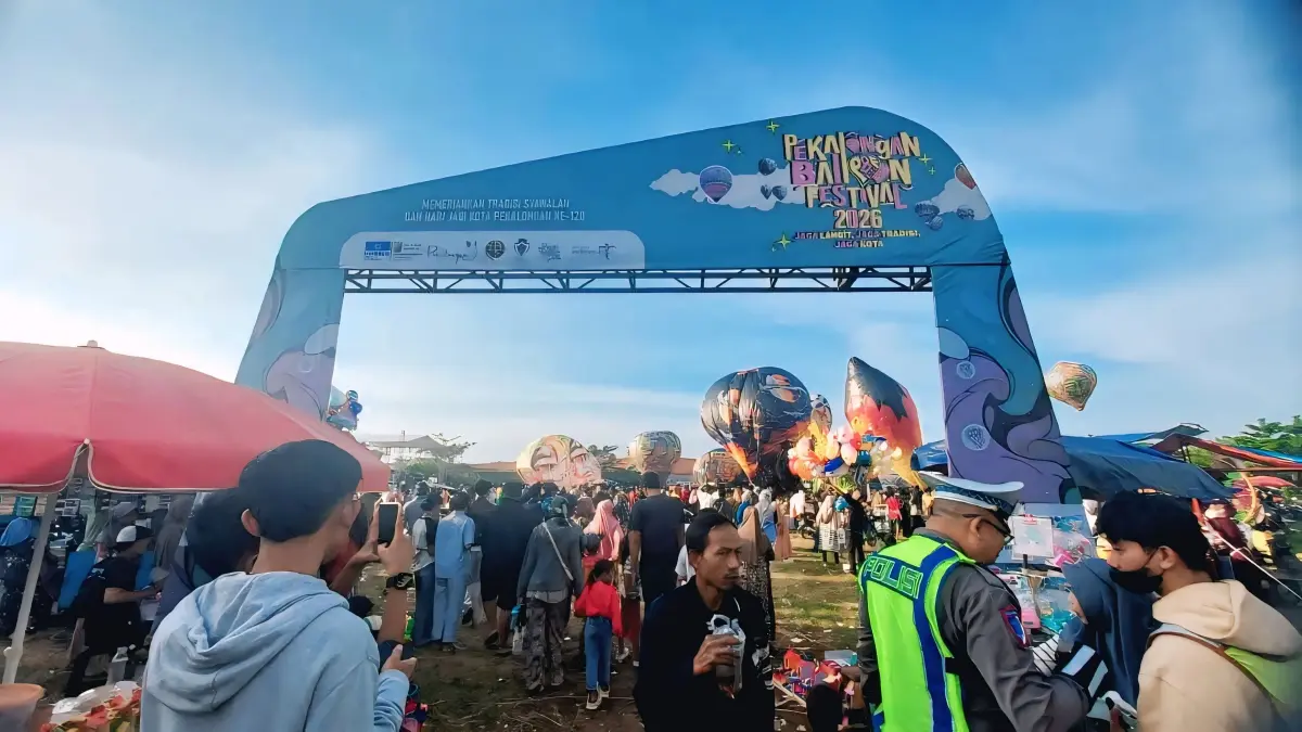 ANTUSIASME TINGGI : Ribuan pengunjung memadati lokasi babak penyisihan Pekalongan Balloon Festival 2026. (LUTFI HANAFI/JAWA POS METRO PEKALONGAN)