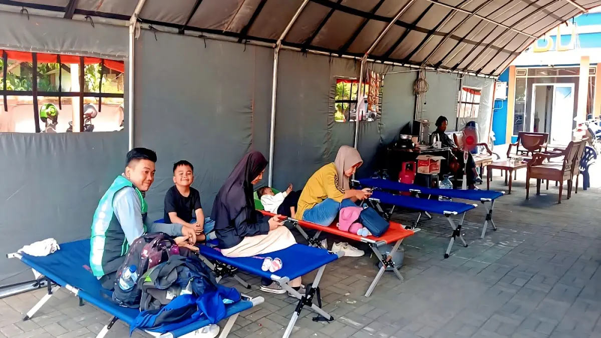 BERSANTAI : Salah satu rombongan pemudik yang sedang beristirahat di Rest Area BPBD Kota Pekalongan baru-baru ini. (LUTFI HANAFI/JAWA POS METRO PEKALONGAN)