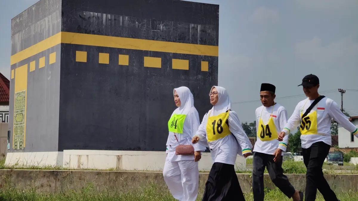 BERSIAP HAJI : Para calon jemaah haji mempersiapkan ketahanan fisik ibadah haji dengan lari-lari kecil di Islamic Center Batang. (RIYAN FADLI/JAWA POS METRO PEKALONGAN)