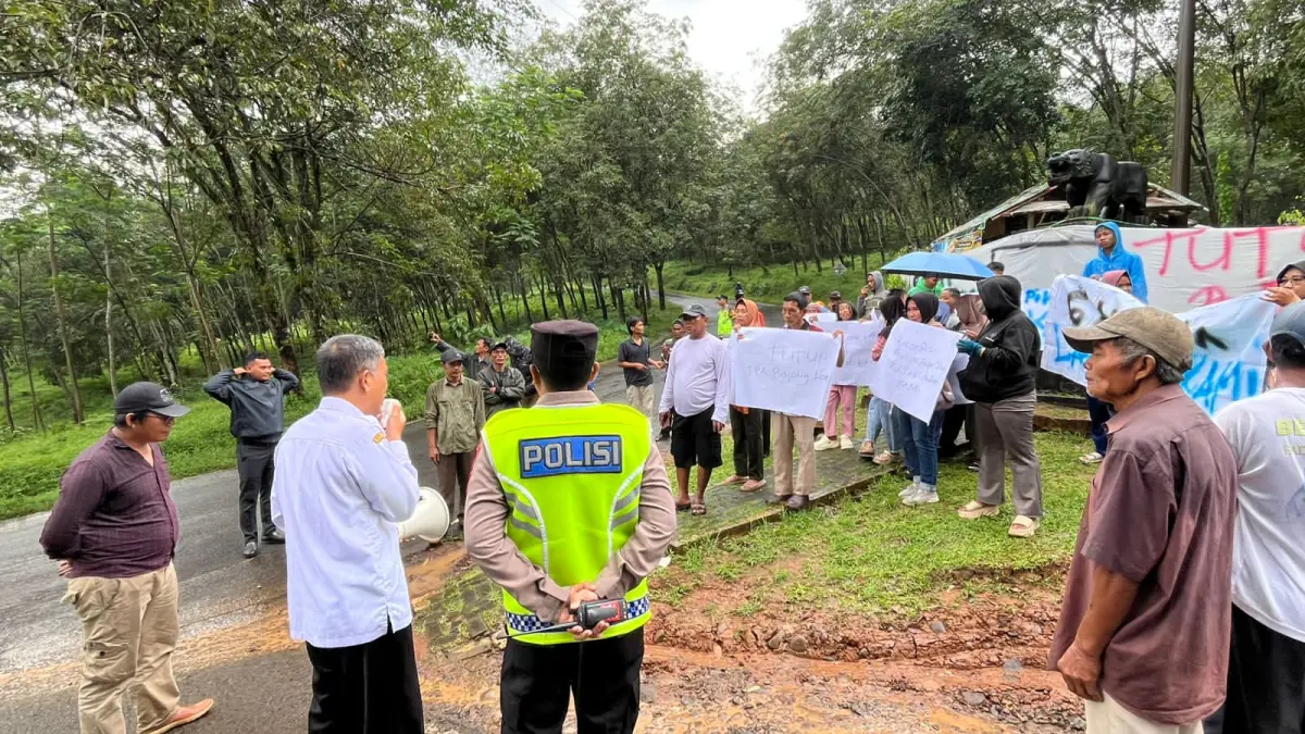 DEMO WARGA : Suasana demonstrasi warga menuntut penanganan dan kompensasi atas dampak TPA Bojonglarang, Kajen, Kabupaten Pekalongan, Rabu 18 Februari 2026. (DOK. PEMKAB PEKALONGAN)