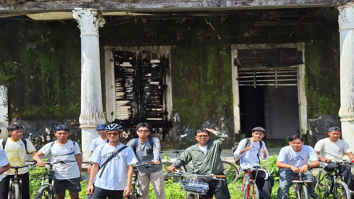 HISTORIDE : Kulturpedia berkolaborasi dengan komunitas sepeda KMJ Saikel Klub saat mengunjungi eks rumah Hoo Tjien Siong di Kedungwuni, Kabupaten Pekalongan, Minggu 29 Maret 2026. (DOK. PRIBADI)