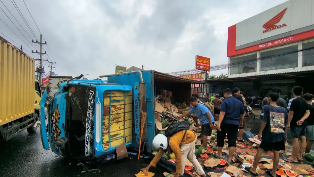 KECELAKAAN : Posisi truk terbalik usai peristiwa kecelakaan di Gumawang, Wiradesa, Kabupaten Pekalongan. (DOK. POLRES PEKALONGAN)