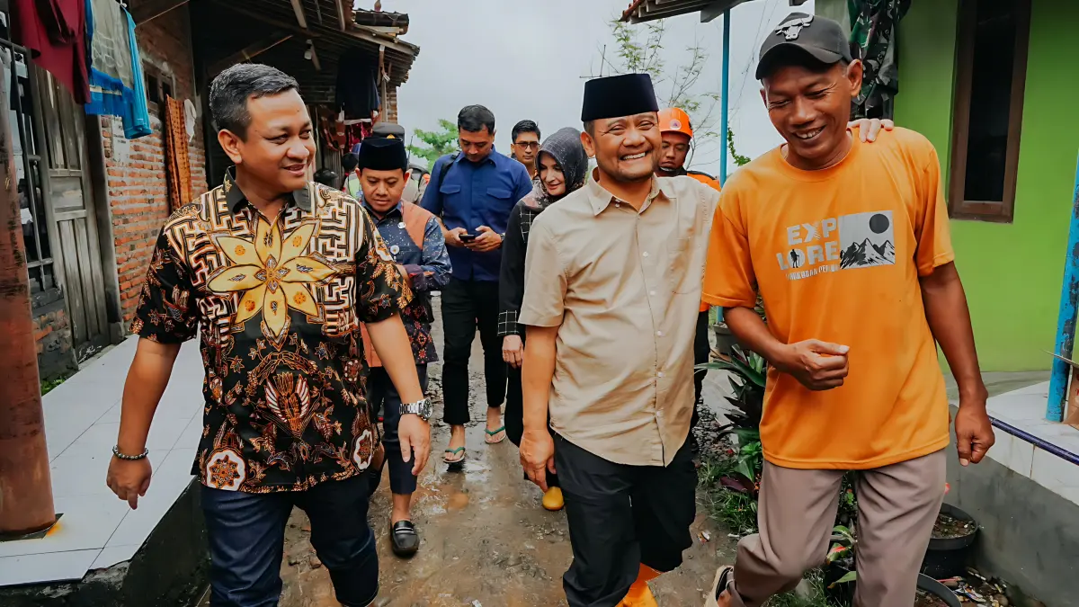 KUNJUNGAN LANGSUNG : Gubernur Ahmad Luthfi meninjau lokasi tanggul jebol di Kawasan Pabean, Kelurahan Padukuhan Kraton, Kecamatan Pekalongan Utara, Kamis 26 Maret 2026. (DOK. PEMKOT PEKALONGAN)