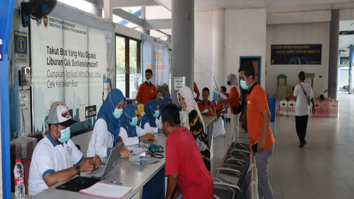 LAYANAN KESEHATAN : Salah satu layanan kesehatan gratis bagi penumpang dan pengemudi bus di Terminal Bus Kota Pekalongan selama Lebaran. (LUTFI HANAFI/JAWA POS METRO PEKALONGAN)