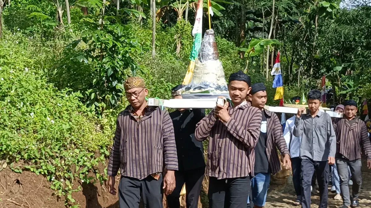 LESTARIKAN TRADISI : Sejumlah warga antusias menggelar Syawalan Getuk di Desa Cepokokuning, Kabupaten Batang. (DOK. PEMDES CEMPOKOKUNING)