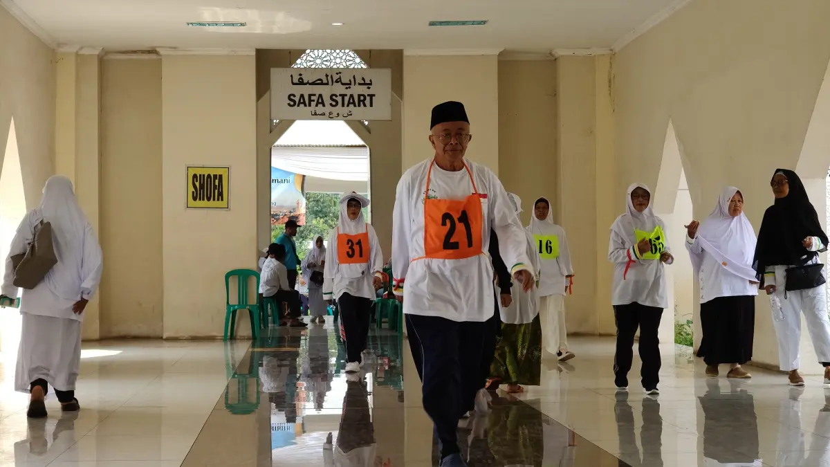 MANASIK HAJI : Para calon jemaah haji mempersiapkan ketahanan fisik ibadah haji dengan lari-lari kecil di Islamic Center Batang. (RIYAN FADLI/JAWA POS METRO PEKALONGAN)
