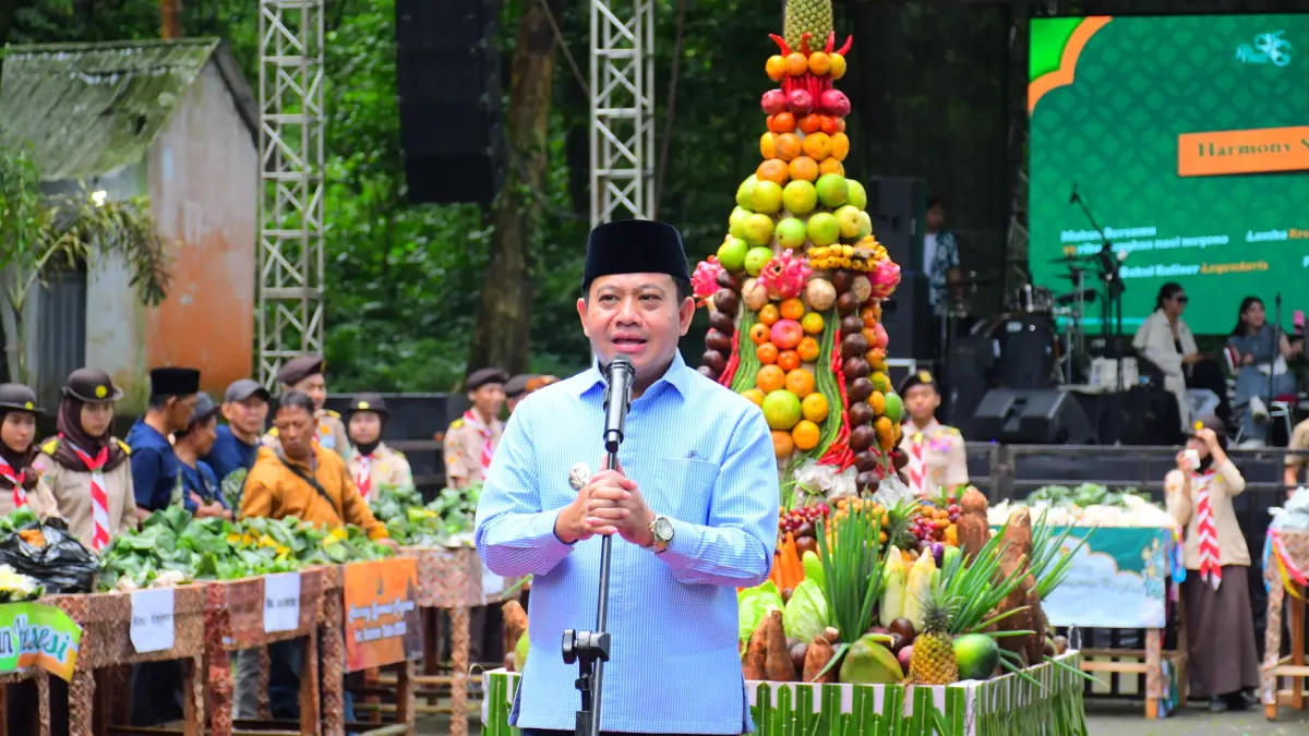 MEMBUKA ACARA : Plt Bupati Pekalongan Sukirman saat hadir di tengah-tengah masyarakat, membuka acara Harmoni Syawalan Megono. (NANANG RENDI AHMAD/JAWA POS METRO PEKALONGAN)