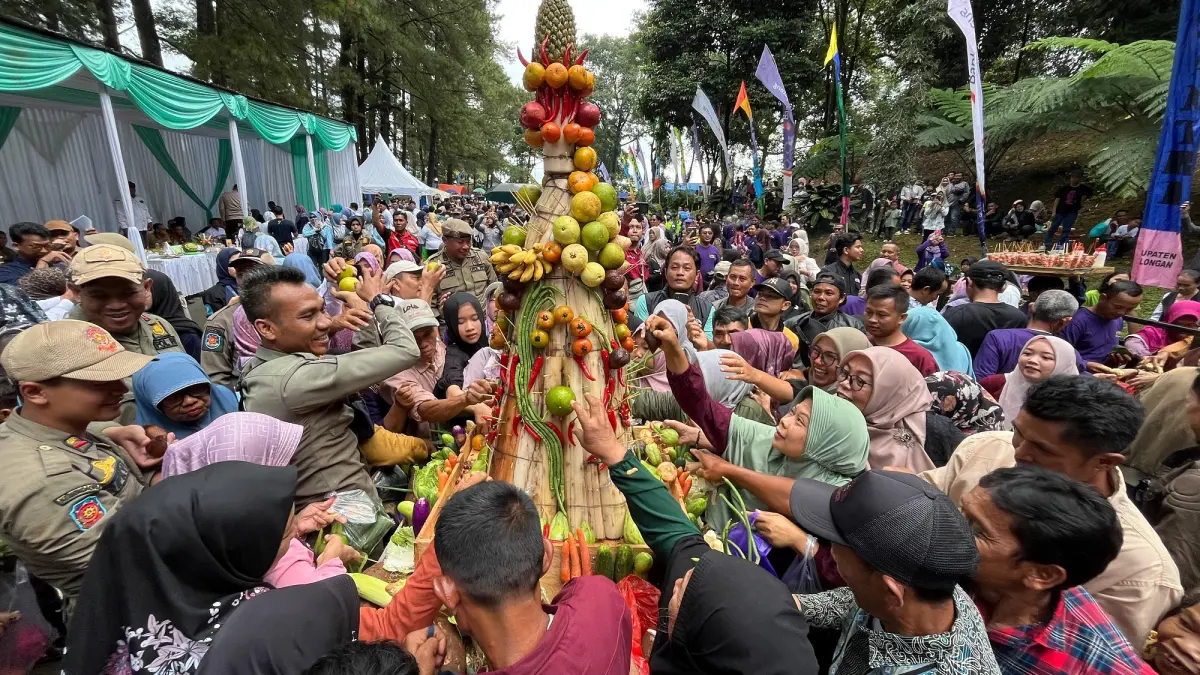 MERIAH : Kemeriahan acara Harmoni Syawalan Megono di Objek Wisata Linggoasri, Kabupaten Pekalongan, Jumat 27 Maret 2026. (NANANG RENDI AHMAD/JAWA POS METRO PEKALONGAN)