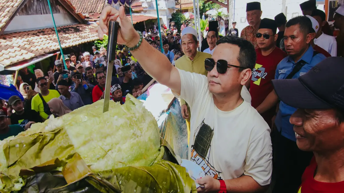 POTONG LOPIS : Wali Kota Pekalongan HA Afzan Arslan Djunaid saat memotong salah satu lopis raksasa di Krapyak Pekalongan Utara, Sabtu 28 Maret 2026. (DOK. PEMKOT PEKALONGAN)