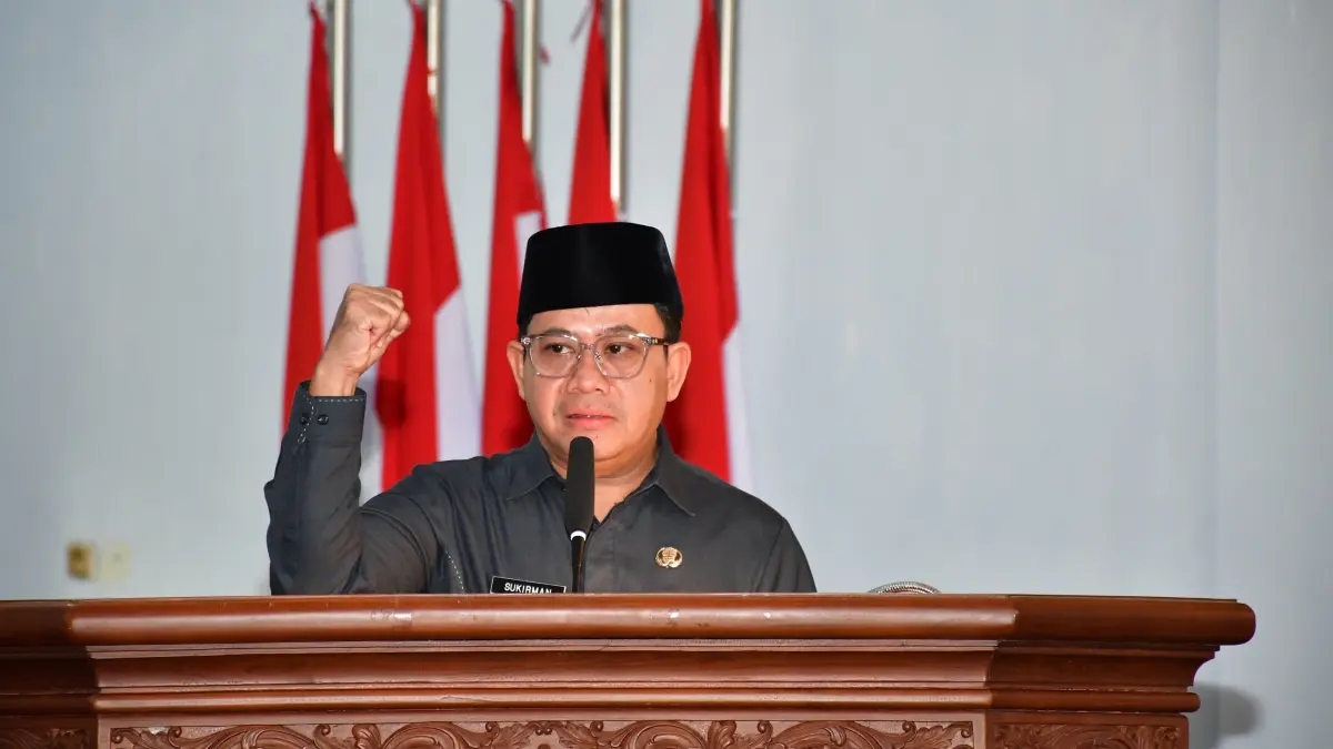 RAPAT PARIPURNA : Plt Bupati Pekalongan Sukirman saat berbicara di sidang paripurna LKPJ, Kamis 26 Maret 2026. (DOK. PROKOMPIM KABUPATEN PEKALONGAN)