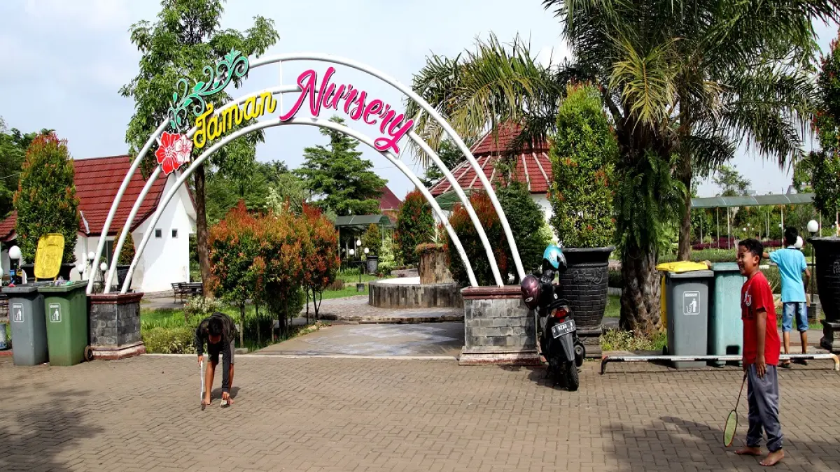 TAMAN WARGA : Taman Kuripan Pekalongan menawarkan oase gratis bagi warga Kota Pekalongan yang ingin liburan murah bersama keluarga. (LUTFI HANAFI/JAWA POS METRO PEKALONGAN)