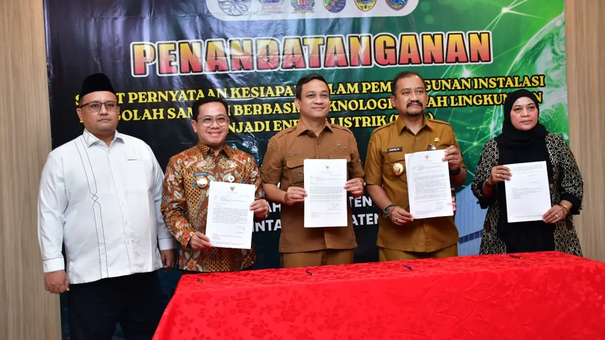 TEKEN MOU : Plt Bupati Pekalongan Sukirman (saat itu Wakil Bupati) dalam penandatanganan kesiapan pembangunan PSEL bersama kepala daerah Pekalongan Raya, Selasa 24 Februari 2026.  (DOK. PEMKAB PEKALONGAN)