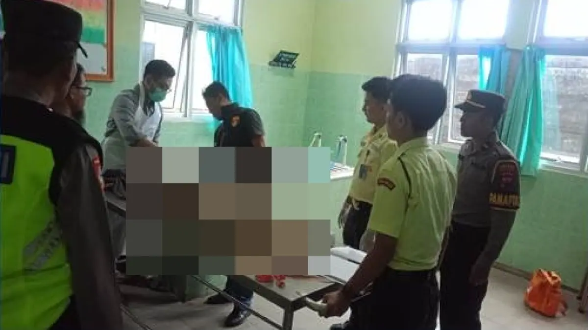 TENGGELAM : Korban ketika sudah dibawa ke RSUD Kajen setelah ditemukan tewas akibat terseret arus Sungai Sengkarang, Minggu siang 29 Maret 2026. (DOK.  POLSEK KARANGANYAR)
