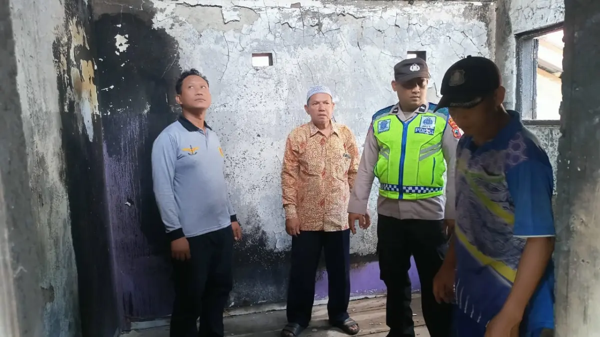 TERBAKAR : Kondisi bagian rumah yang terbakar usai api dipadamkan, Minggu sore 29 Maret 2026. (DOK. POLRES PEKALONGAN)