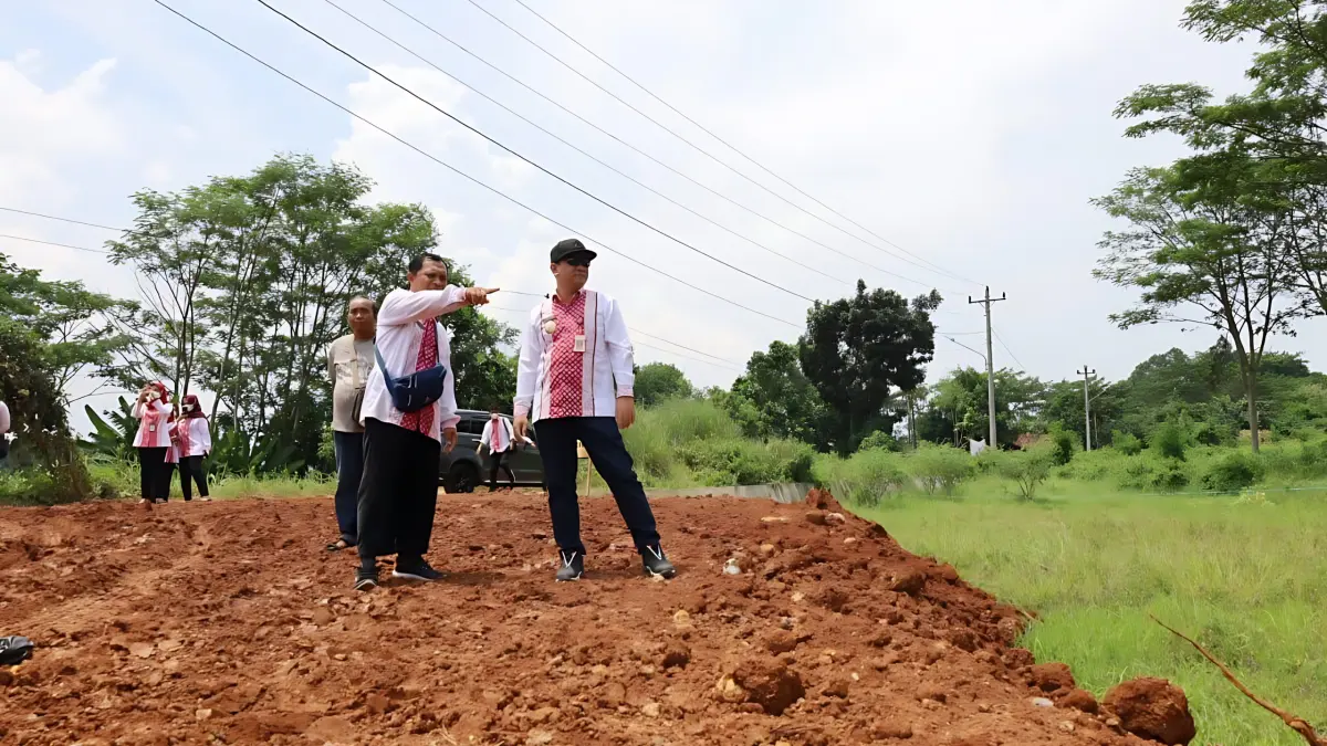 TINJAU LAHAN : Wali Kota Pekalongan HA Afzan Arslan Djunaid meninjau lahan Pemkot Pekalongan di kawasan Exit Tol Setono tahun lalu yang akan digunakan proyek PSEL. (LUTFI HANAFI/JAWA POS METRO PEKALONGAN)
