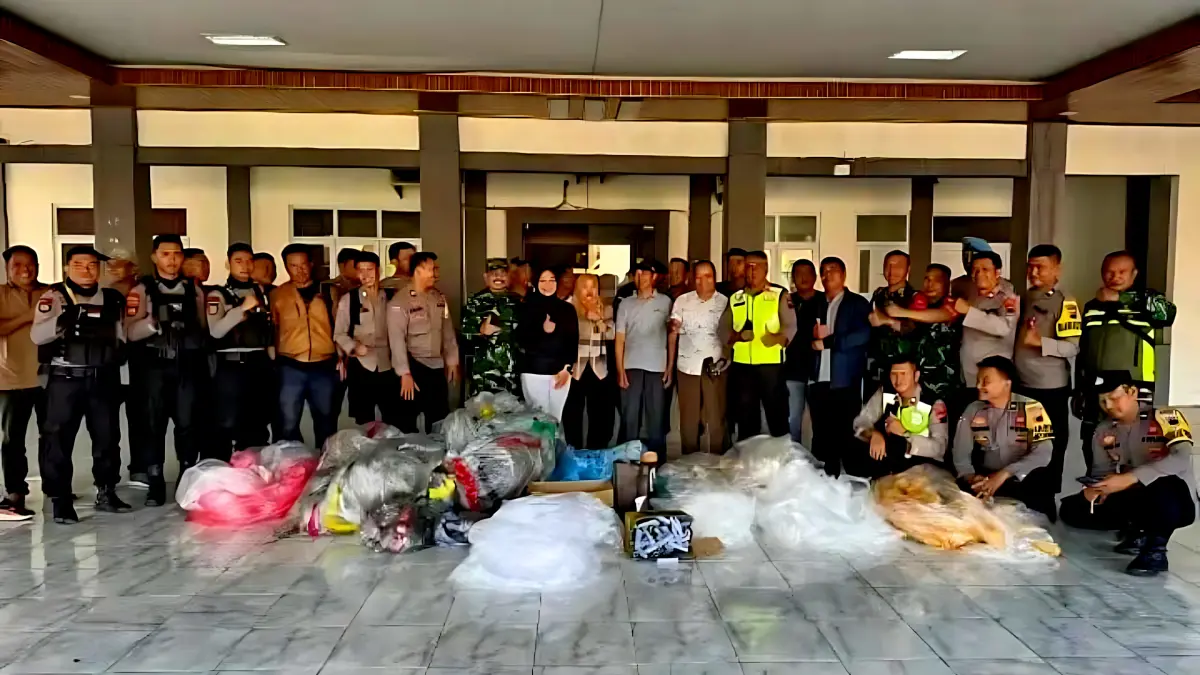 TUNJUKKAN BARANG BUKTI : Tim saber balon liar dan petasan menunjukan hasil razia masyarakat Kota Pekalongan usai patroli di beberapa lokasi. (DOK POLRES PEKALONGAN KOTA)