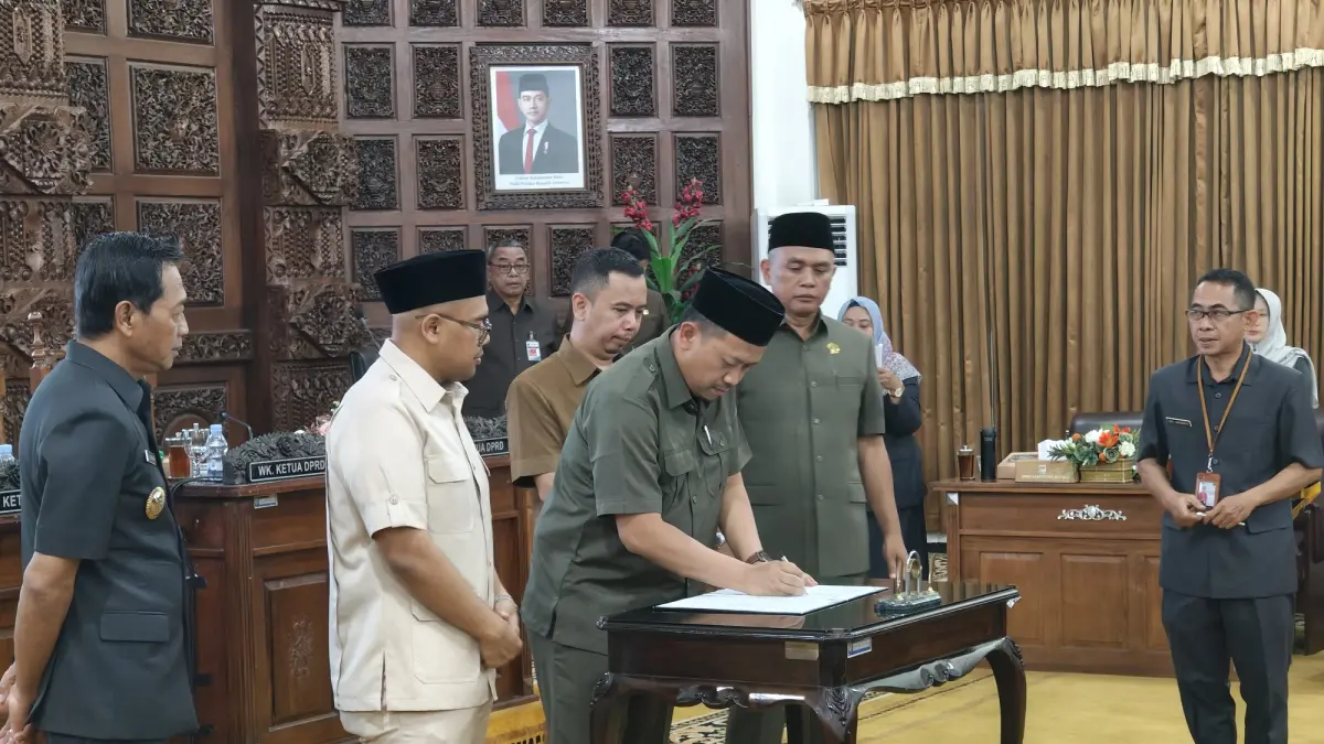 PARIPURNA: Penandatanganan Penyampaian Laporan Keterangan Pertanggungjawaban (LKPJ) Tahun Anggaran 2025 dalam Rapat Paripurna DPRD Batang. (RIYAN FADLI/JAWA POS METRO PEKALONGAN)