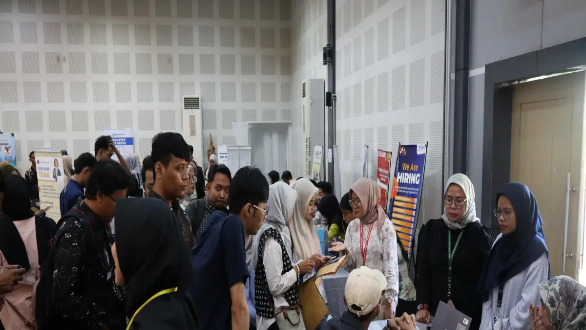 BURSA KERJA : Pemkot Pekalongan menyerap tenaga kerja lewat bursa kerja untuk berbagai perusahaan. (LUTFI HANAFI/JAWA POS METRO PEKALONGAN) 