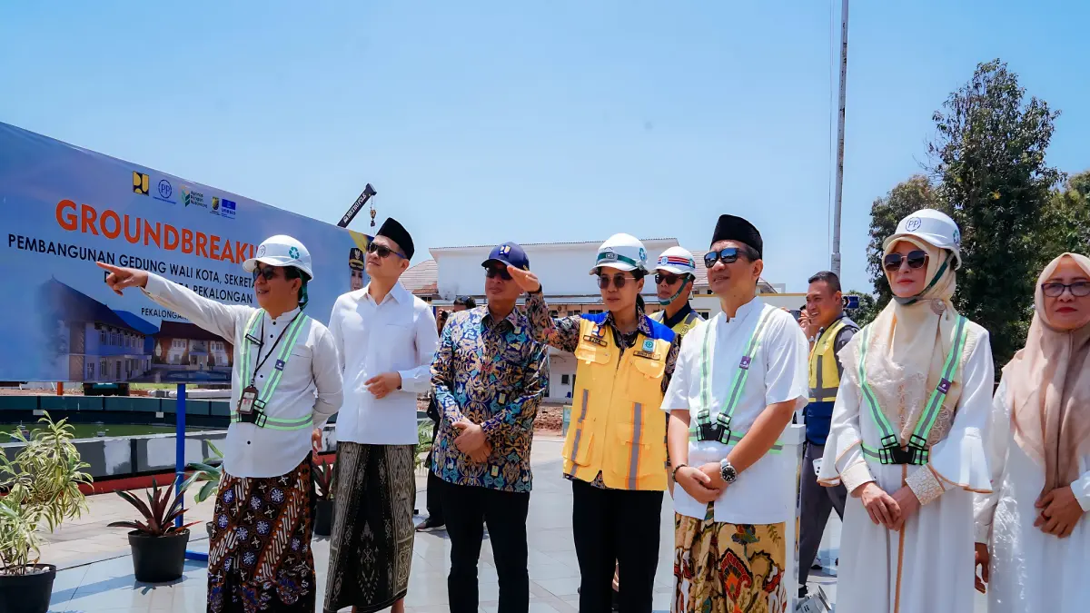 GROUND BREAKING : Pejabat Pemkot Pekalongan bersama tim dari PP saat menggelar prosesi ground breaking komplek Pemkot Pekalongan, Rabu 1 April 2026. (LUTFI HANAFI/JAWA POS METRO PEKALONGAN)