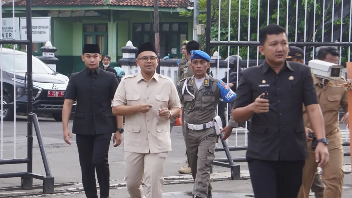 JALAN KAKI : Bupati Batang M Faiz Kurniawan berjalan kaki saat berangkat kerja melintasi halaman Pendopo Kabupaten Batang. (DOK. PEMKAB BATANG)