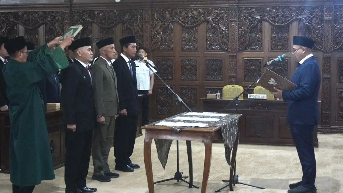 LANTIK PEJABAT BARU: Bupati Batang M. Faiz Kurniawan melantik tiga pejabat Pimpinan Tinggi Pratama di Aula Bupati Batang. (DOK. PEMKAB BATANG)