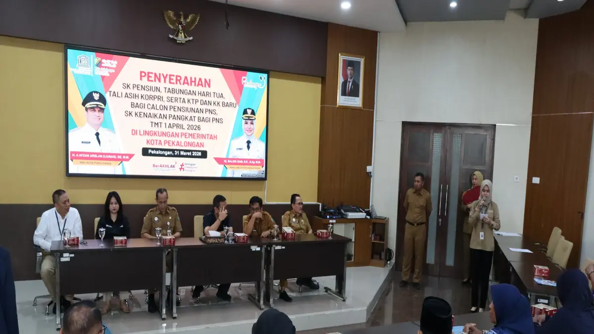 MOTIVASI : Wali Kota Pekalongan HA Afzan Arslan Djunaid memberikan motivasi kepada ASN sebelum penyerahan SK pensiun ASN di kantor Setda, Selasa 31 Maret 2026. (LUTFI HANAFI/JAWA POS METRO PEKALONGAN)