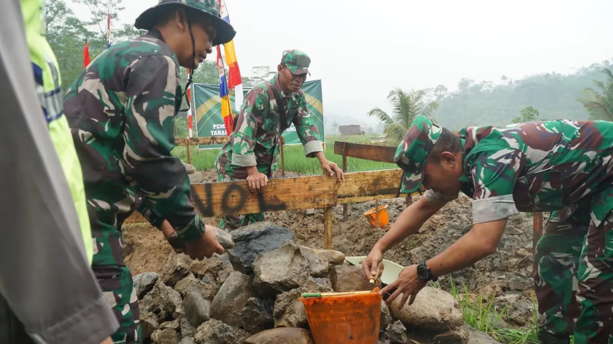 MULAI DIBANGUN : TNI mulai membangun jembatan gantung penghubung Desa Domiyang-Winduaji, Kecamatan Paninggaran, Kabupaten Pekalongan. (DOK. KODIM 0710/PEKALONGAN)