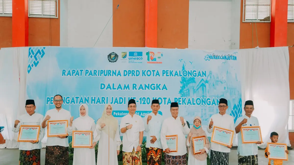 PENGHARGAAN : Wali Kota Pekalongan dan Wakil Ketua DPRD menyerahkan penghargaan khusus kepada 8 tokoh dan perwakilan usai Rapat Paripurna DPRD yang digelar di GOR Jetayu, Rabu 1 April 2026. (LUTFI HANAFI/JAWA POS METRO PEKALONGAN)