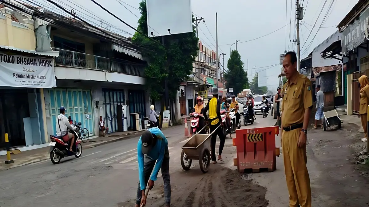 PERBAIKAN JALAN :  Jalan di wilayah Banyuurip yang selama ini rusak parah, mulai diperbaiki oleh Pemkot Pekalongan. (DOK. PEMKOT PEKALONGAN)