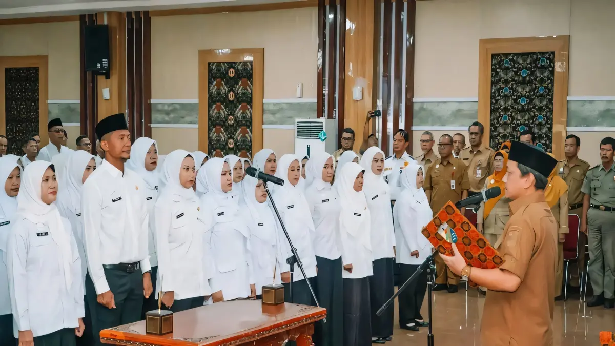 PERTAHANKAN PPPK : Wali Kota Pekalongan HA Afzan Arslan Djunaid saat melantik PPPK Pemkot Pekalongan berapa waktu lalu. (LUTFI HANAFI/JAWA POS METRO PEKALONGAN)