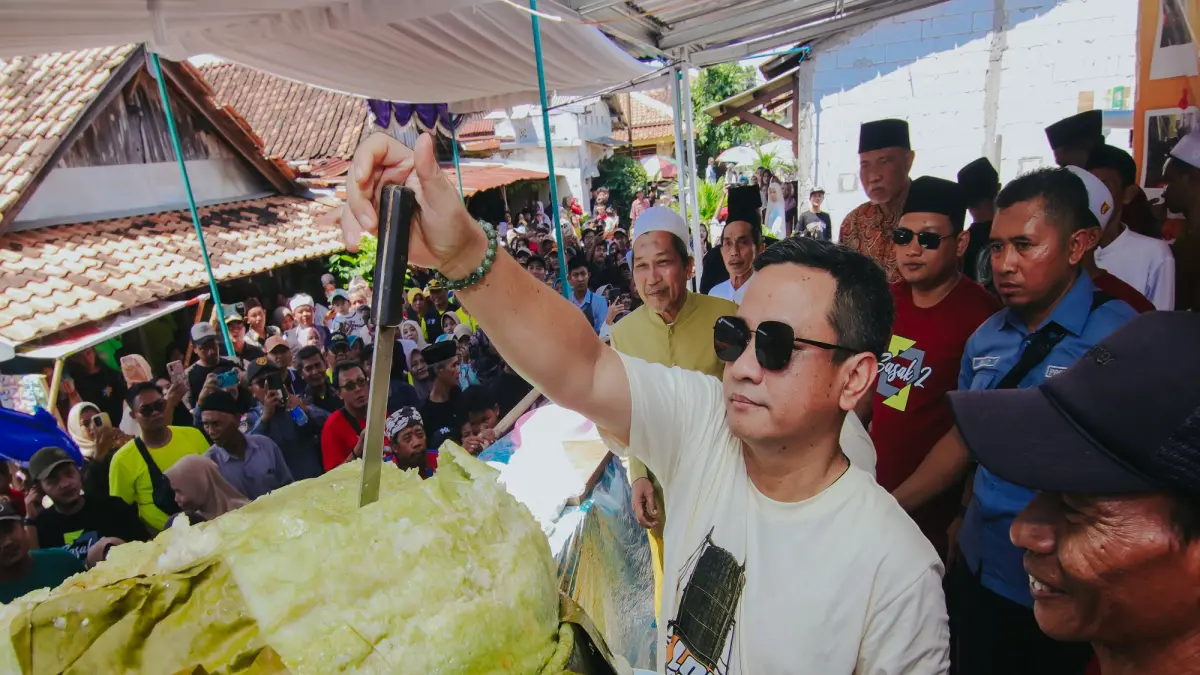 POTONG LOPIS : Wali Kota Pekalongan HA Afzan Arslan Djunaid memotong salah satu lopis raksasa di Krapyak Pekalongan Utara, Sabtu 28 Maret 2026. (DOK. HUMAS PEMKOT PEKALONGAN)