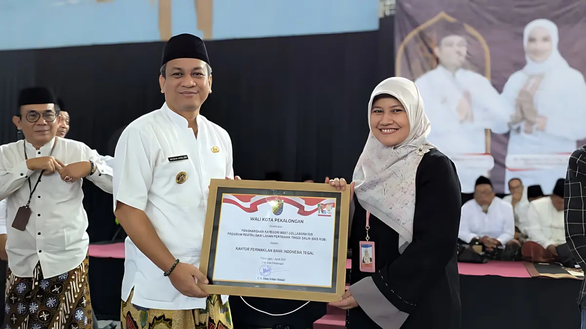 SERAHKAN PENGHARGAAN : Wali Kota HA Afzan Arslan Djunaid menyerahkan penghargaan kepada Kepala KPw BI Tegal, Bimala, usai istighotsah di GOR Jetayu, Rabu 1 April 2026. (LUTFI HANAFI/JAWA POS METRO PEKALONGAN)