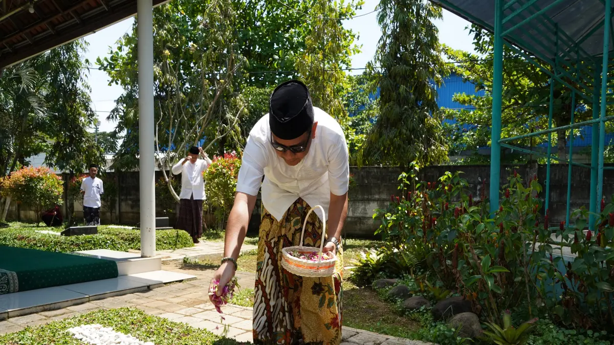 TABUR BUNGA : Suasana khidmat menyelimuti rangkaian ziarah dalam rangka HUT ke-120 Kota Pekalongan, salah satunya di makam eks Wali Kota Alex di Kompleks Ponpes Djunaid Rabu 1 April 2026. (LUTFI HANAFI/JAWA POS METRO PEKALONGAN)