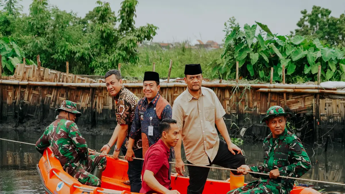 TINJAU BANJIR : Wali Kota Pekalongan HA Afzan Arslan Djunaid mendampingi Gubernur Jateng Ahmad Luthfi dan Plt. Bupati Pekalongan Sukirman meninjau banjir akibat limpasan Sungai Bremi, Kota Pekalongan. (DOK. JAWA POS METRO PEKALONGAN)