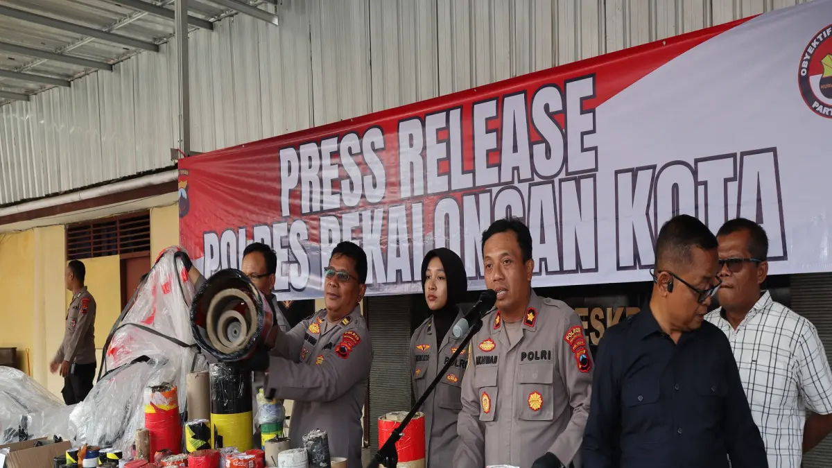 TUNJUKKAN BARANG BUKTI : Tim Polres Pekalongan Kota menunjukkan barang bukti petasan dan balon udara liar hasil razia dari tim gabungan selama Lebaran di Mako Sat Reskrim setempat, Selasa 31 Maret 2026. (LUTFI HANAFI/JAWA POS METRO PEKALONGAN)