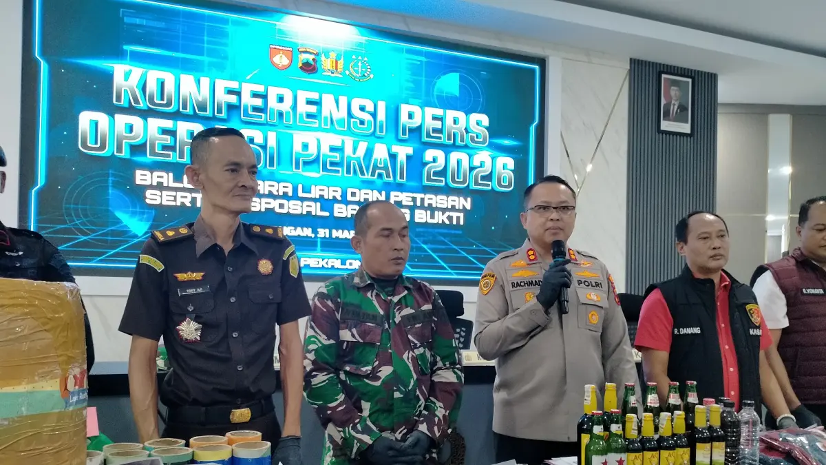 UNGKAP KASUS : Kapolres Pekalongan AKBP Rachmad C. Yusuf saat konferensi pers beberapa kasus termasuk pencabulan di Kesesi, Selasa 31 Maret 2026. (NANANG RENDI AHMAD/JAWA POS METRO PEKALONGAN)