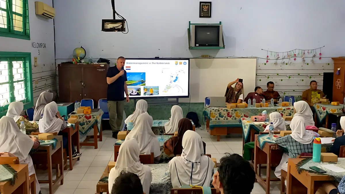 DISKUSI : Tim Blue Deal berdiskusi dengan para pelajar di Ruang Serba Guna SMP Negeri 1 Kota Pekalongan, Kamis 2 April 2026. (LUTFI HANAFI/JAWA POS METRO PEKALONGAN)