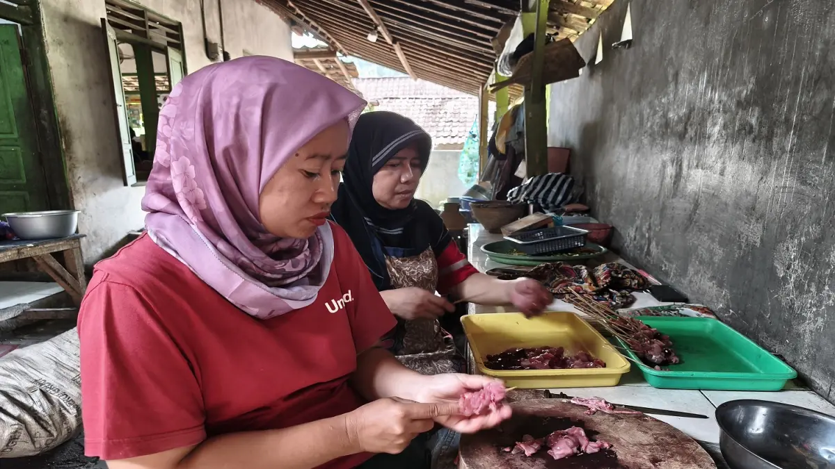 OLAH SATE BIAWAK : Proses mengolah daging biawak untuk dijadikan sate. (RIYAN FADLI/JAWA POS METRO PEKALONGAN) 
