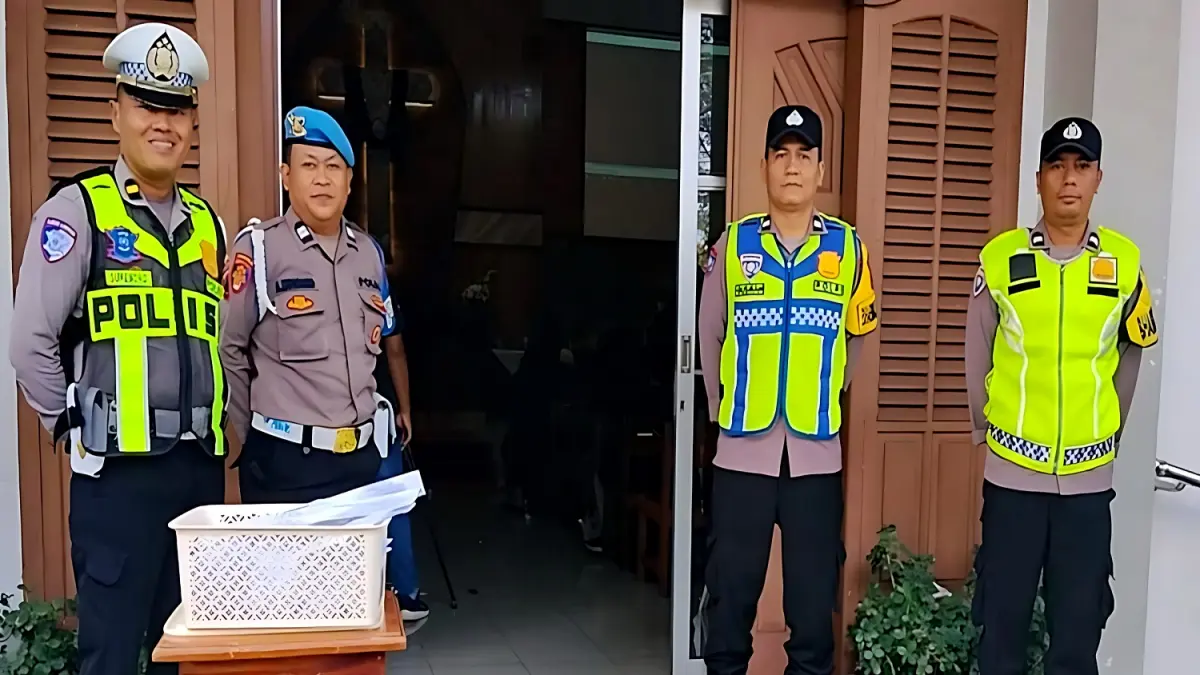 PASTIKAN KEAMANAN JEMAAT : Sejumlah personel Polres Pekalongan Kota berjaga saat jemaat menggelar peringatan Wafatnya Isa Almasih di GKI Kota Pekalongan, Jumat 3 April 2026. (DOK. POLRES PEKALONGAN KOTA)